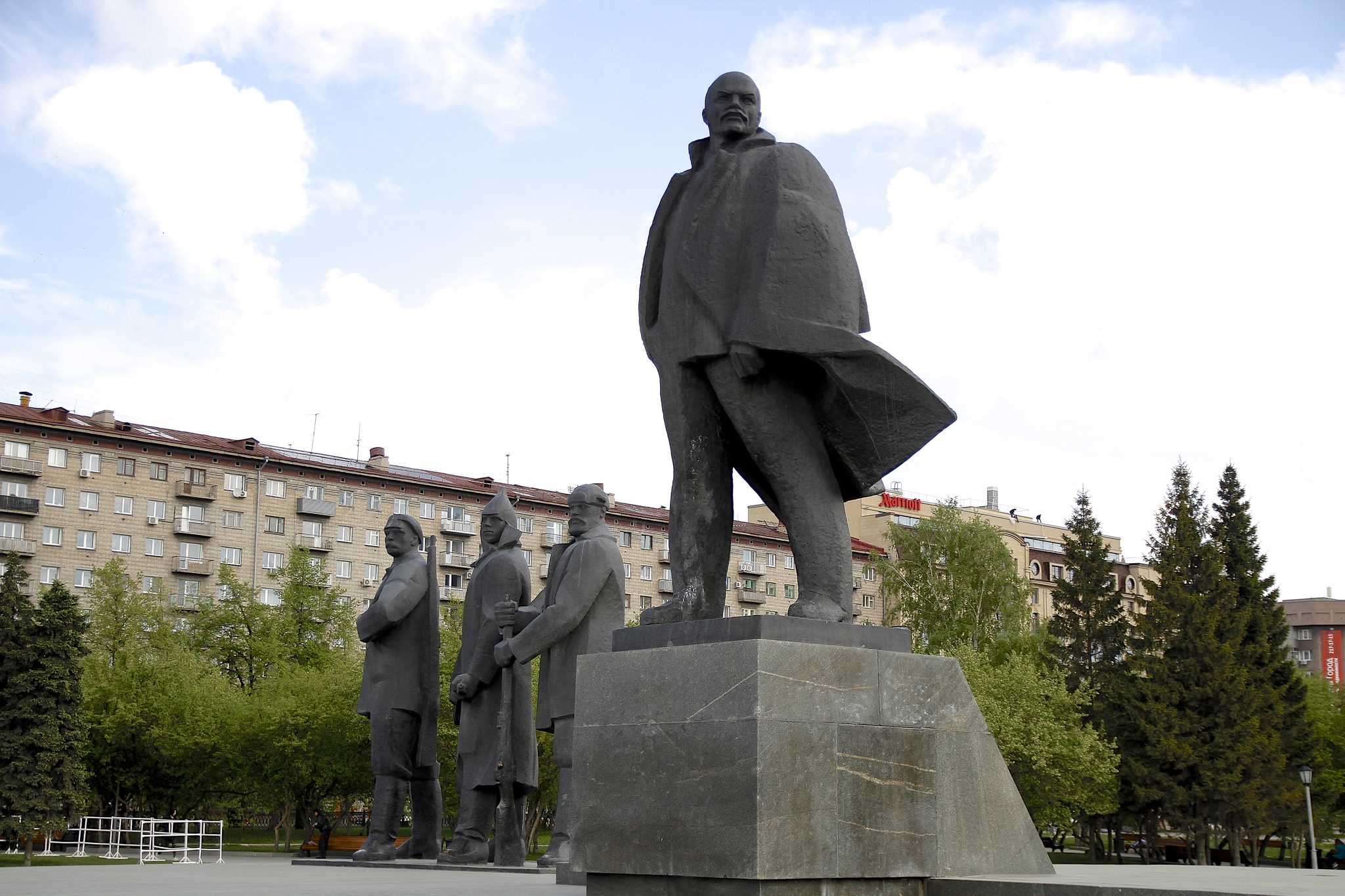 Памятники в новосибирске. Памятник Ленину в Новосибирске. Статуя Ленина на Ленина в Новосибирске. Памятники в Новосибирске памятник в. и. Ленину. Памятник Ленину на площади Ленина.