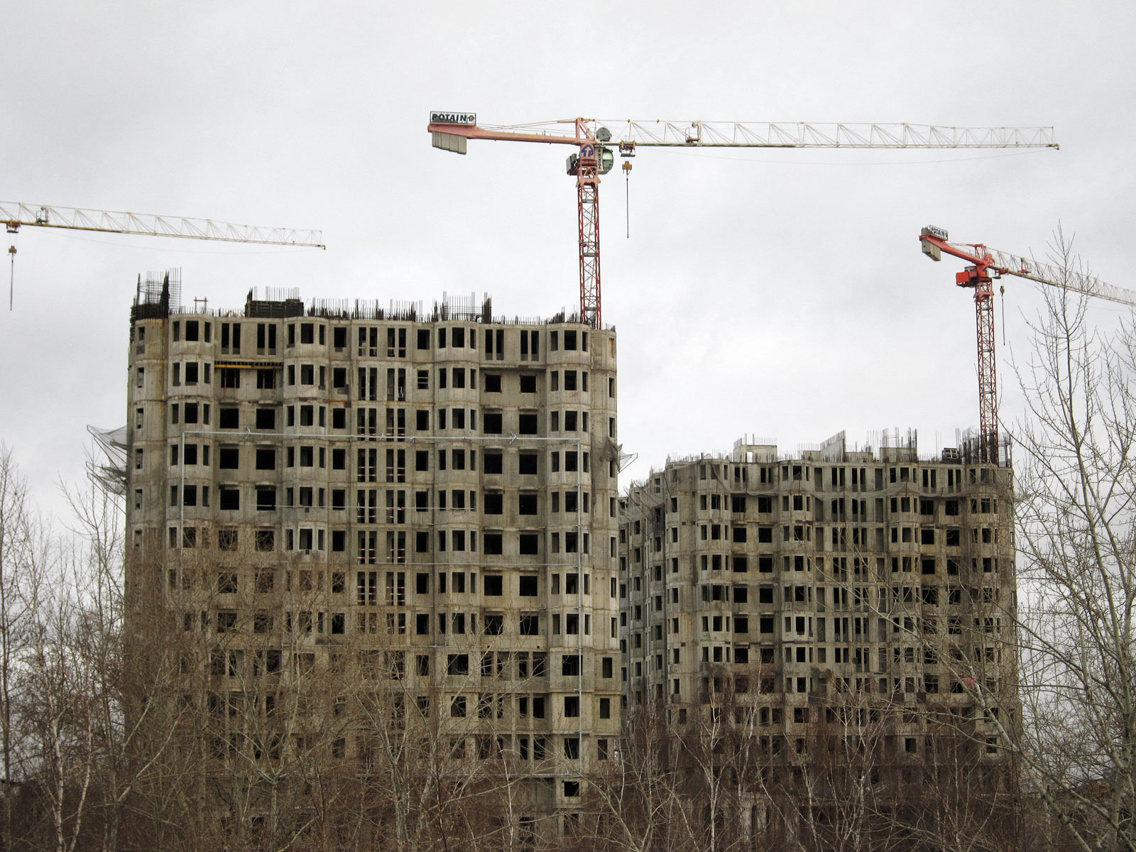 Строительство региона. Стройка ЖК рядом правительство Московской области. Сатир долевое строительство.