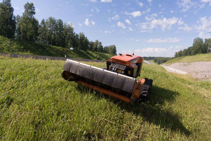 Косилка-робот работает на обочинах федеральных дорог региона