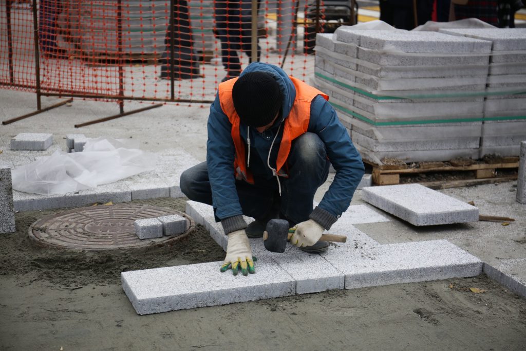 Центр Новосибирска могут полностью закрыть красноярской плиткой