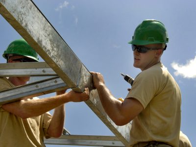 Строители вышли в лидеры по зарплате