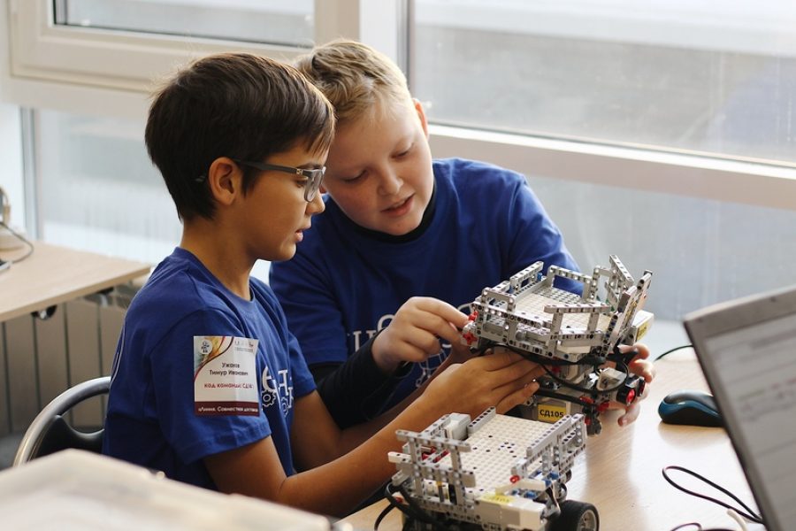 В кружке робототехники занимаются ученики разных классов. Робототехника для детей. Школьники робототехника. Робототехника для детей дошкольного возраста. Кружок робототехники для детей.