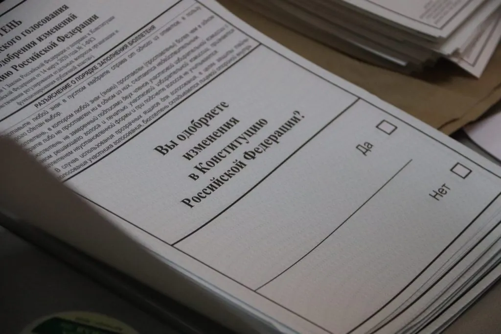 Одни активно наблюдают, другие активно протестуют