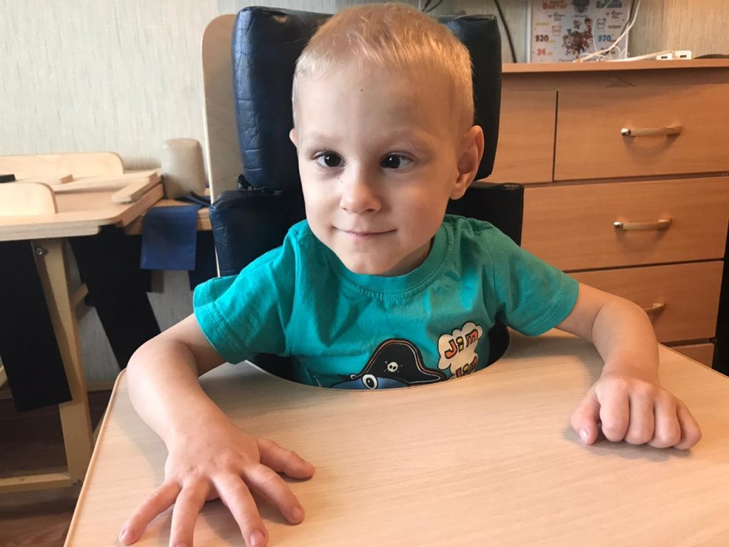 Вите нужны ходунки, чтобы научиться ходить