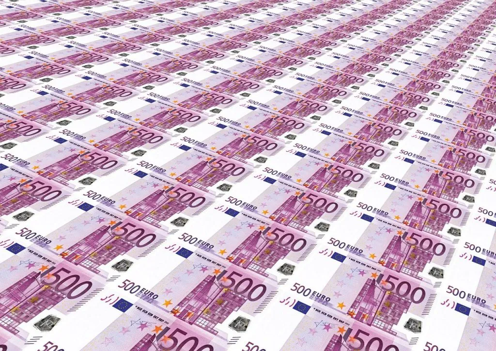 Курс евро на ММВБ повышался до 90,1 руб