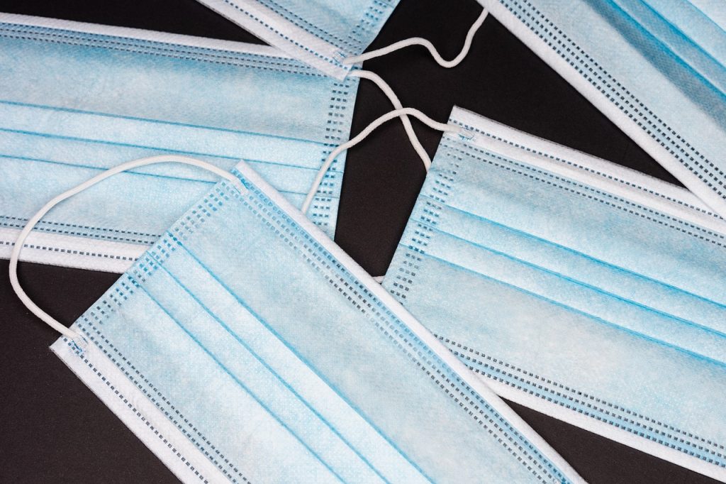 Власти региона закупят для медиков дополнительно миллион защитных масок