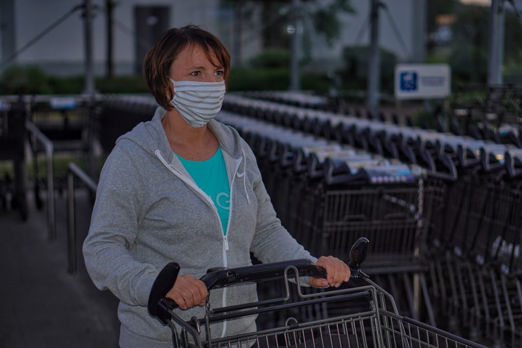 Россияне закупаются впрок на случай введения режима самоизоляции