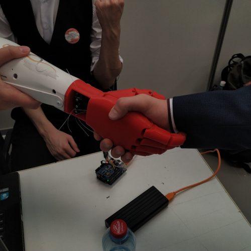 Новосибирские студенты разработали бионический протез руки
