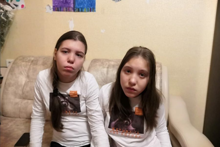 Сестрам-близнецам с ДЦП нужны ортопедические аппараты