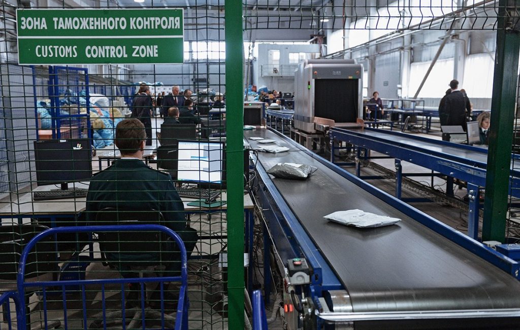 Сотрудники таможни в Новосибирске задержали посылки с нацистской атрибутикой