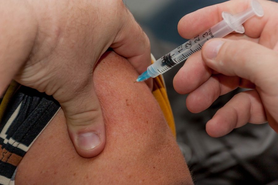 Новосибирцы не готовы ставить прививку от COVID-19 ради выхода на работу