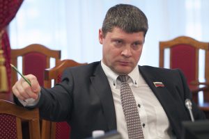 «Единая Россия» приостановила членство депутата заксобрания Валентина Сичкарева до суда