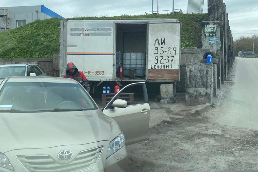 Новосибирск заполонили нелегальные торговцы бензином Аи-95