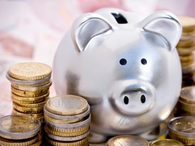 Россияне продолжают забирать деньги из банков