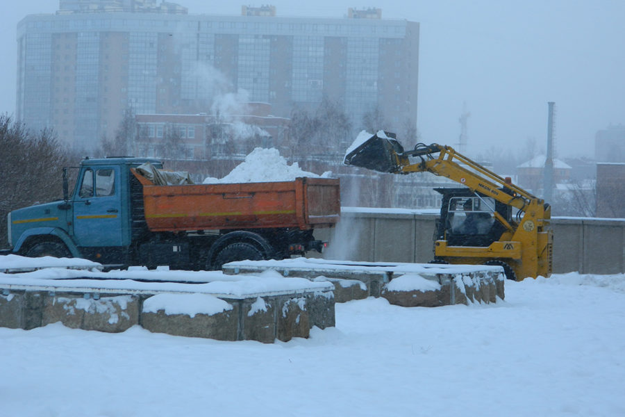 Снег в Новосибирске все-таки уберут в режиме ЧС
