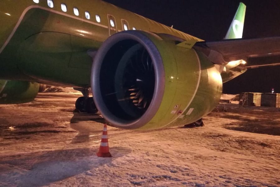 Самолет вернулся в аэропорт Толмачёво из-за неисправности