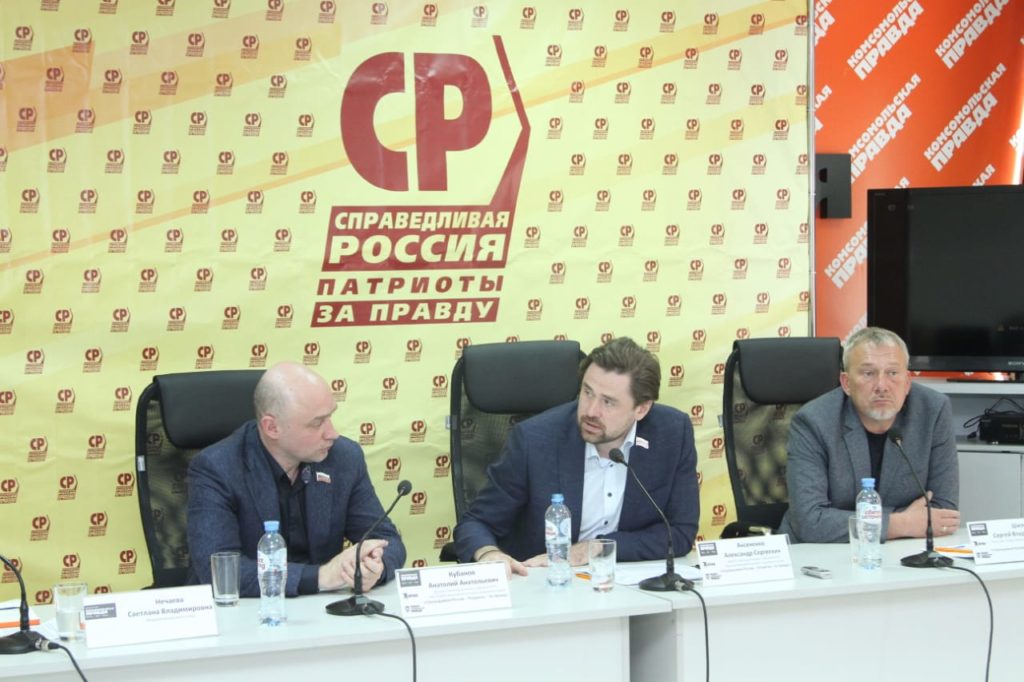 Справороссы обсуждают возможность увеличения дохода каждого гражданина РФ