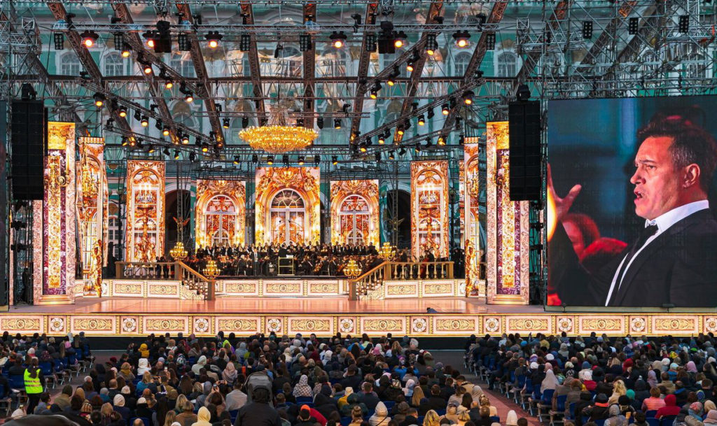 «Классика на Дворцовой» прозвучала в Новосибирске благодаря Wink