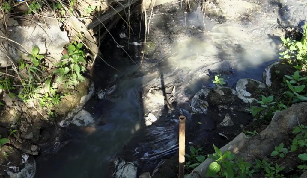 Население новых жилмассивов жалуется на вонь от малых рек