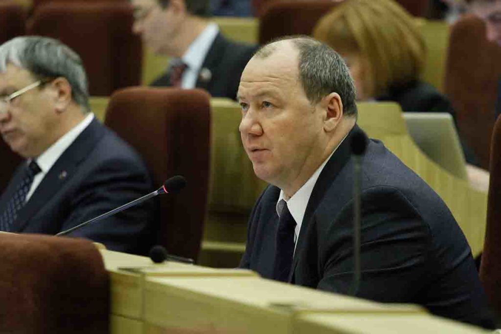 Депутат Александр Морозов сдает мандат