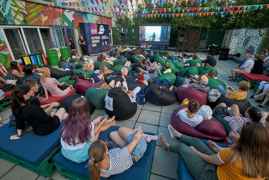 Онлайн-кинотеатр KION открыл Фестиваль уличного кино в Новосибирске