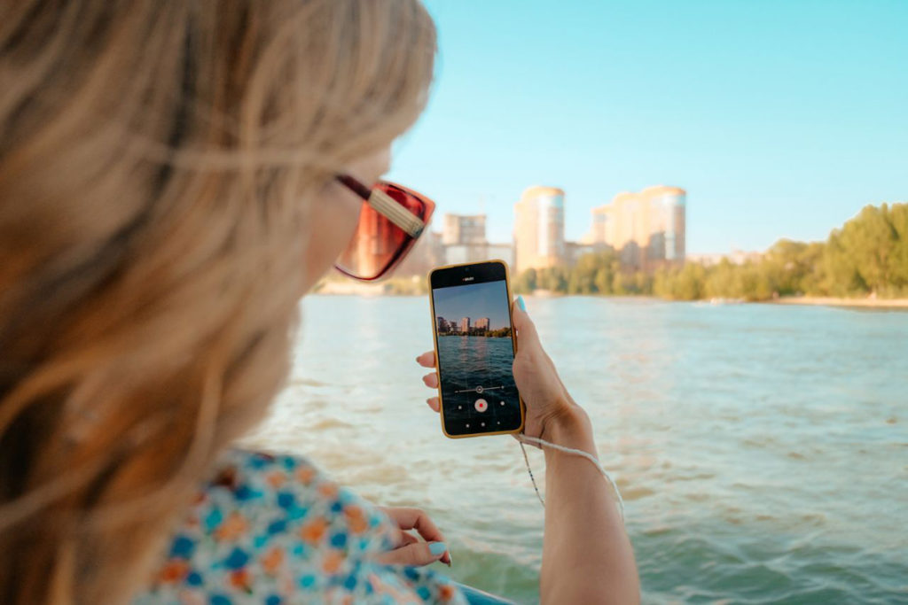 Яхта, парус: Tele2 дарит новосибирцам прогулки на теплоходе