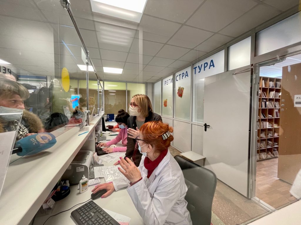 Почему при лечении COVID-19 опасно зря назначать антибиотики