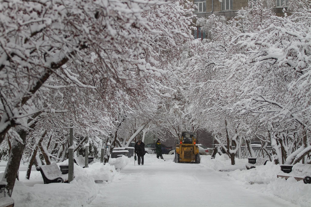 Центр Новосибирска уже превратился в стихийные снегоотвалы
