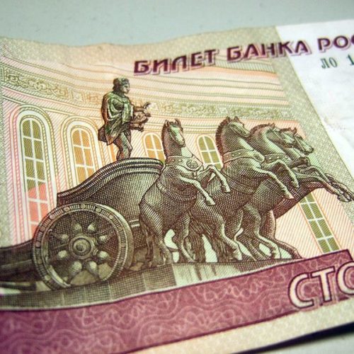 Обновленную банкноту в 100 рублей Центробанк представит в ближайшее время