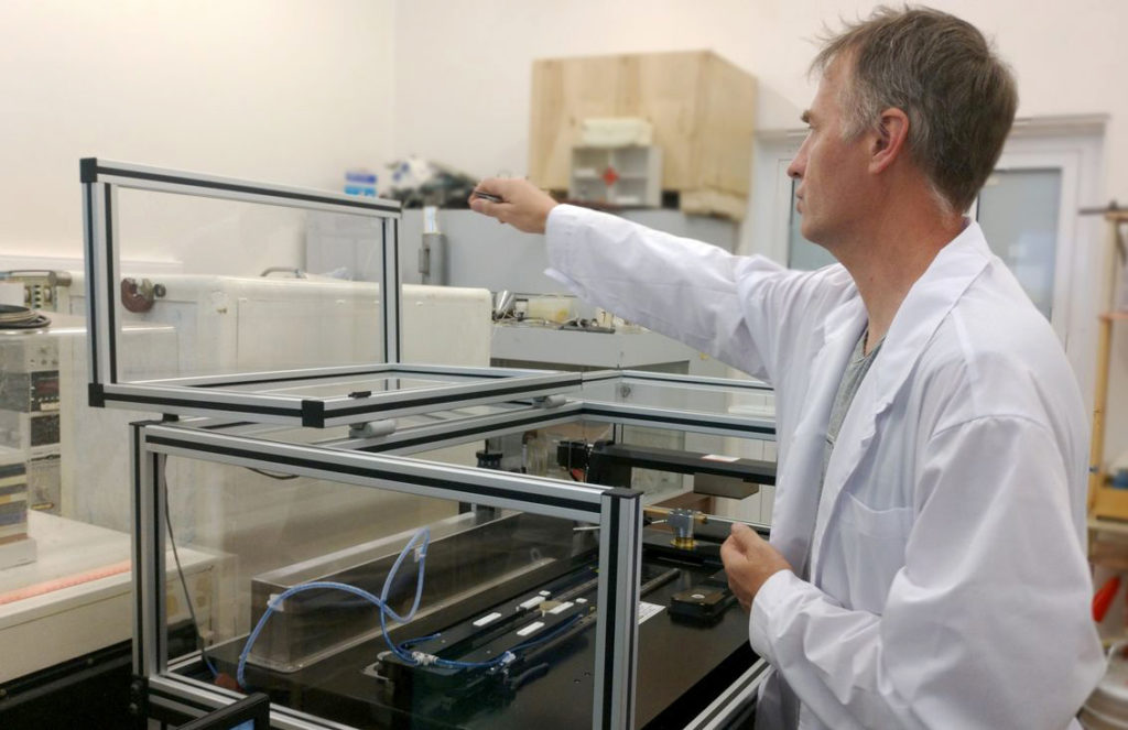 Почти 68 млн рублей получит институт физики полупроводников СО РАН на обновление приборной базы