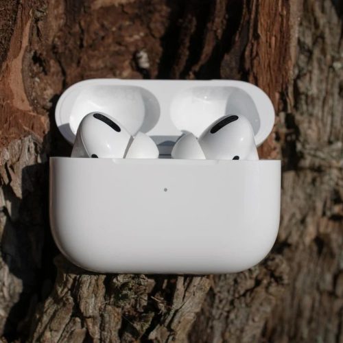 Apple сократит производство iPhone SE и AirPods
