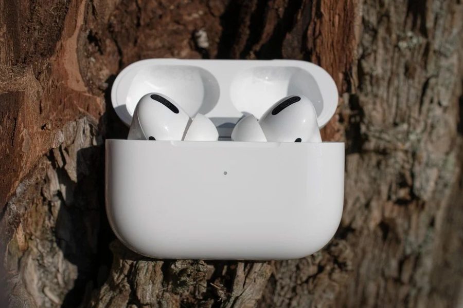 Apple сократит производство iPhone SE и AirPods