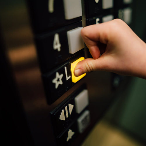 Российские застройщики рискуют остаться без импортных лифтов