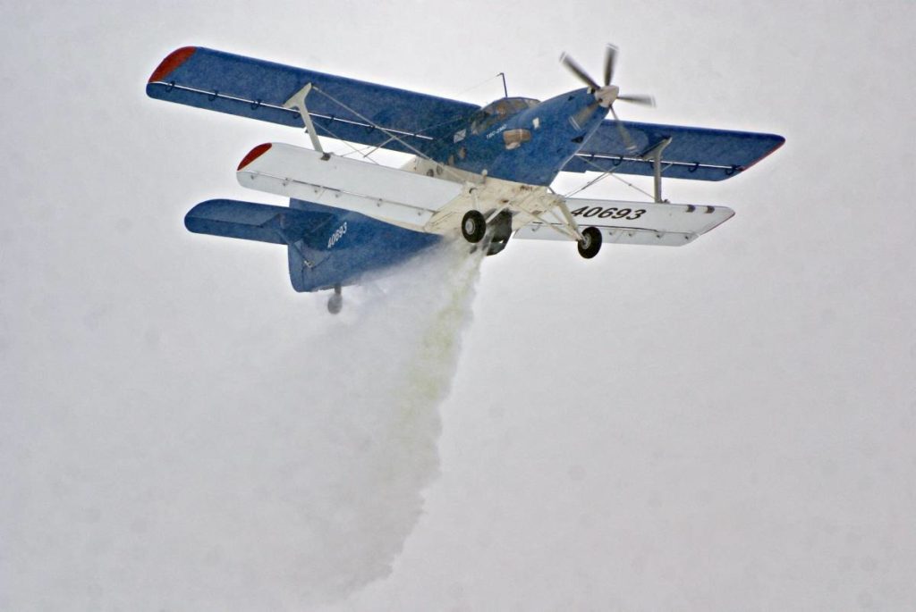 В Новосибирске протестировали самолет с устройством для тушения лесных пожаров