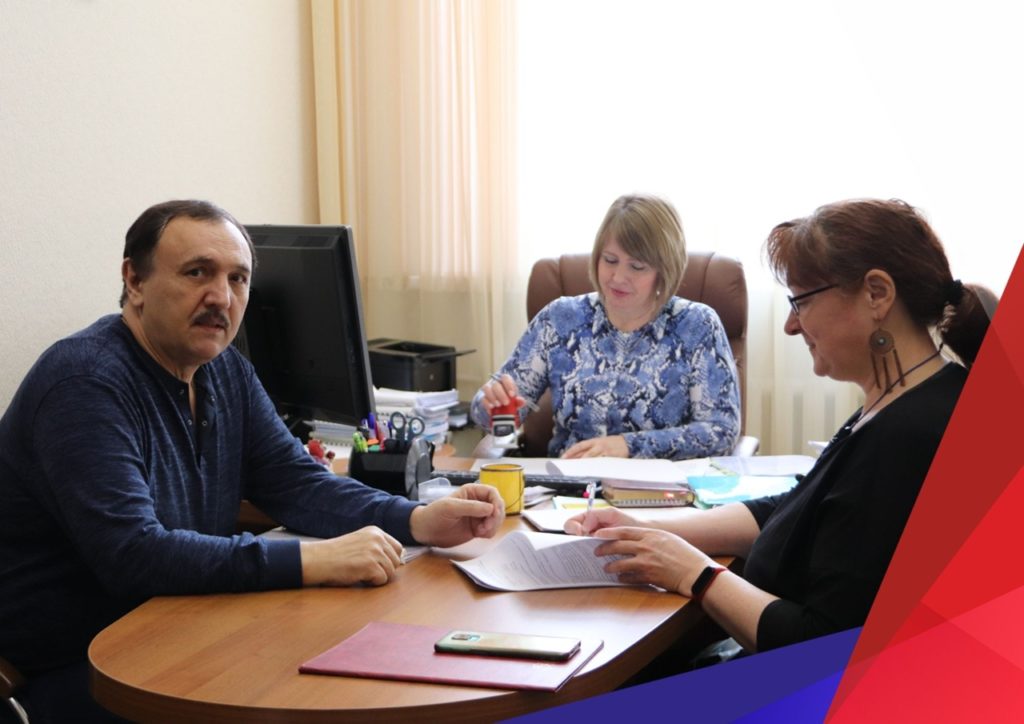 Два директора школы заявились на мандат Александра Морозова