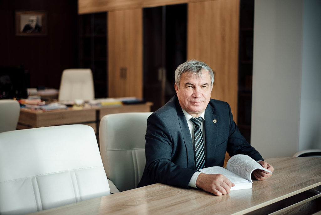 Ректор НГУ в 2021 году получал зарплату губернаторского уровня