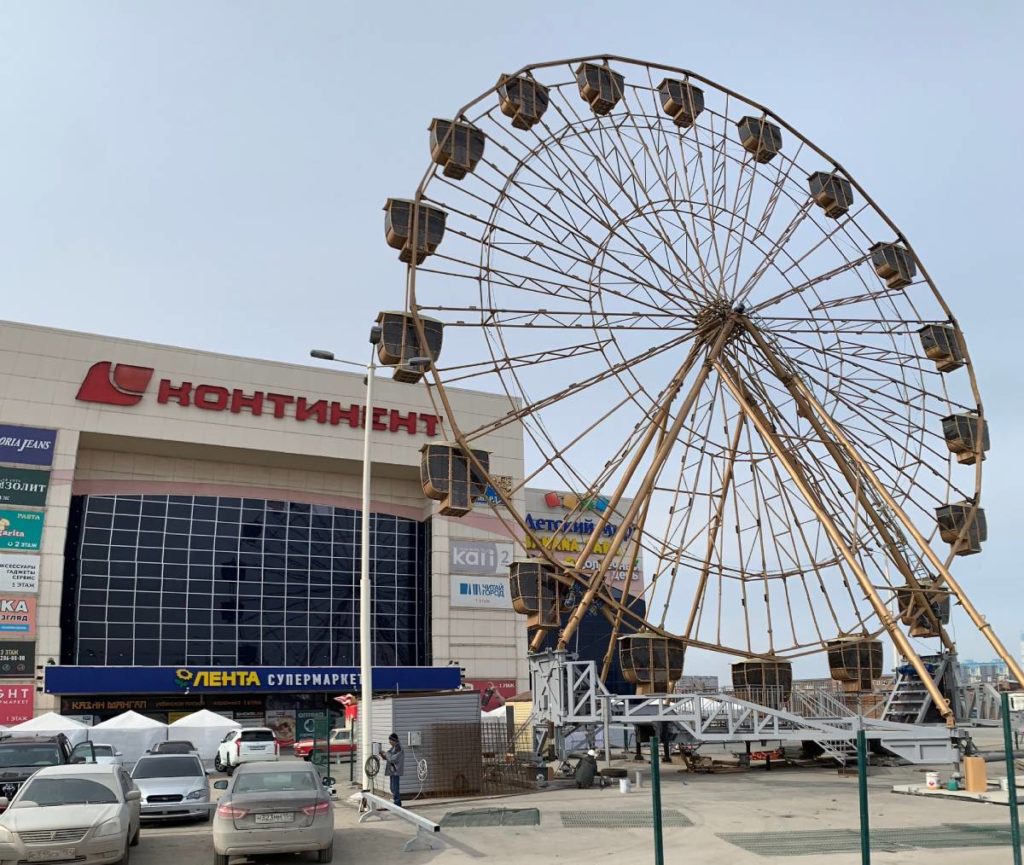 Около ТЦ «Континент» в Ленинском районе устанавливают мобильное колесо обозрения