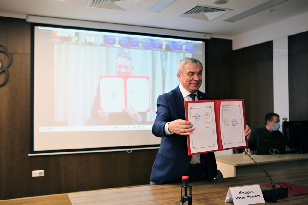 Хэйлунцзянский университет и НГУ подписали соглашение о сотрудничестве