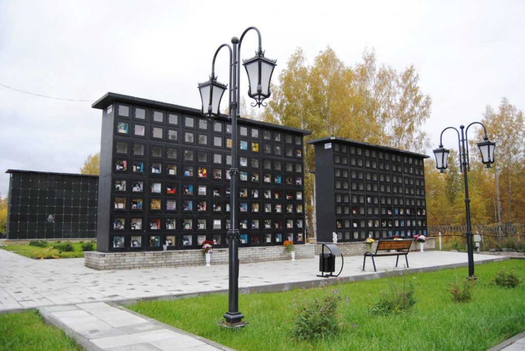 Новосибирские кладбища огораживают колумбариями