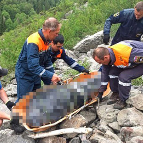 На подъеме к горному алтайскому водопаду умерла туристка из Хабаровска