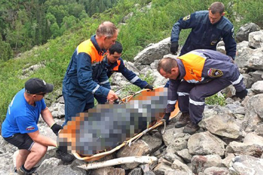 На подъеме к горному алтайскому водопаду умерла туристка из Хабаровска