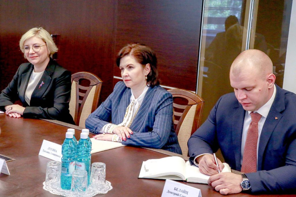 Белорусы планируют расширить реализацию продукции легпрома в Новосибирске