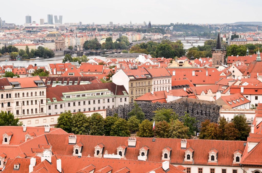 Чехия не будет выдавать визы и ВНЖ россиянам до марта 2023 года
