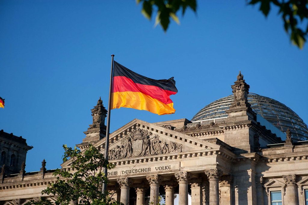 Германия возобновила прием заявок на визы от россиян