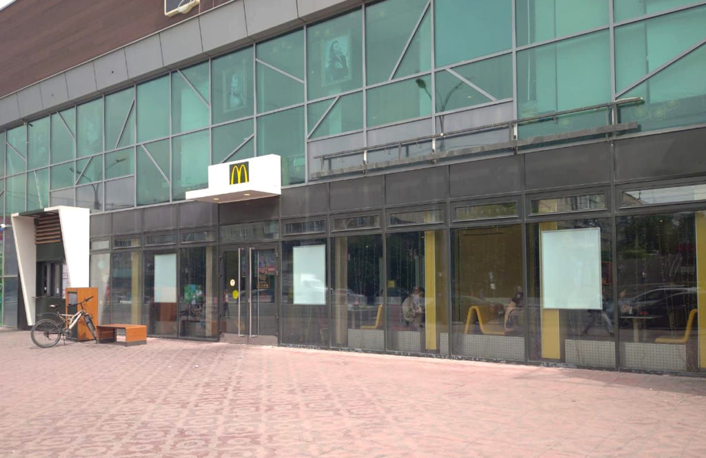 В Новосибирске с работающих ресторанов McDonald’s снимают вывески