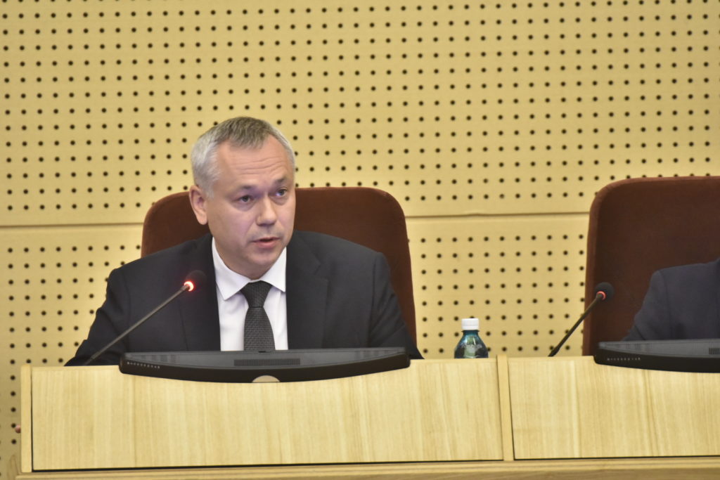 Губернатор предложил парламенту «сверить часы» по самым спорным темам