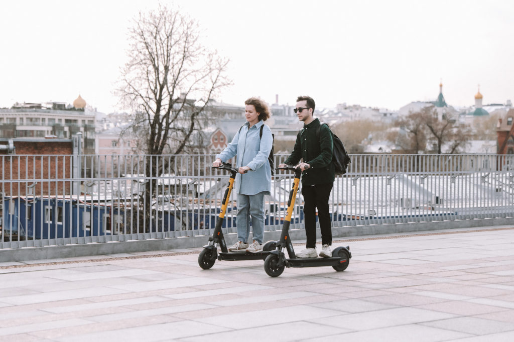 Кикшеринг Whoosh тестирует алгоритмы для защиты от поездок вдвоем на одном самокате