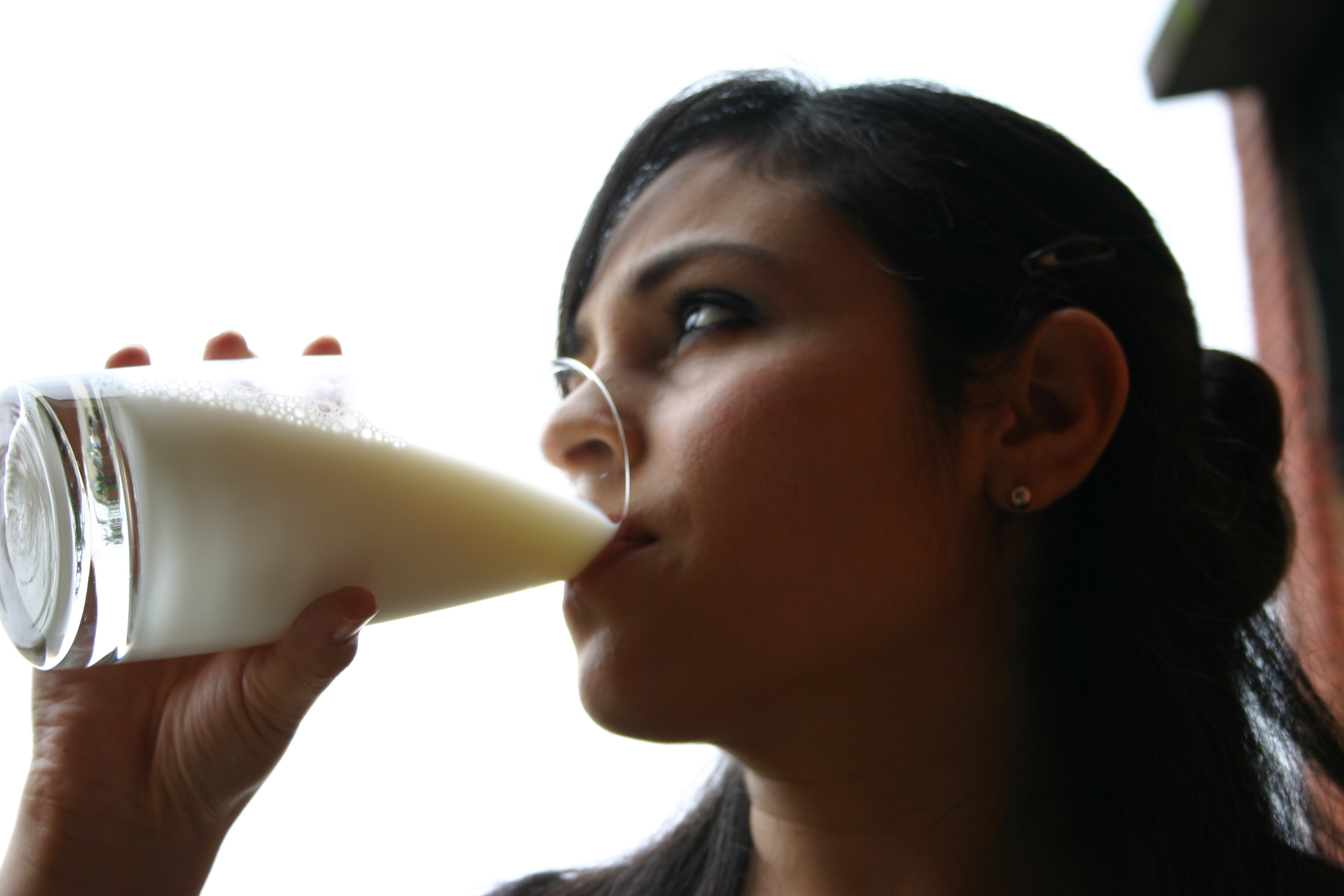 Пьет литр молока. Молоко женщины. Девушка пьет молоко. Девушка с кефиром на лице. Девушка лакает молоко.