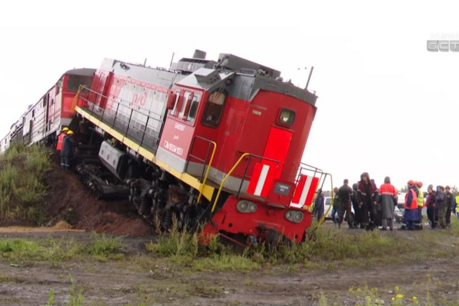 В Братском районе Иркутской области с рельсов сошёл локомотив
