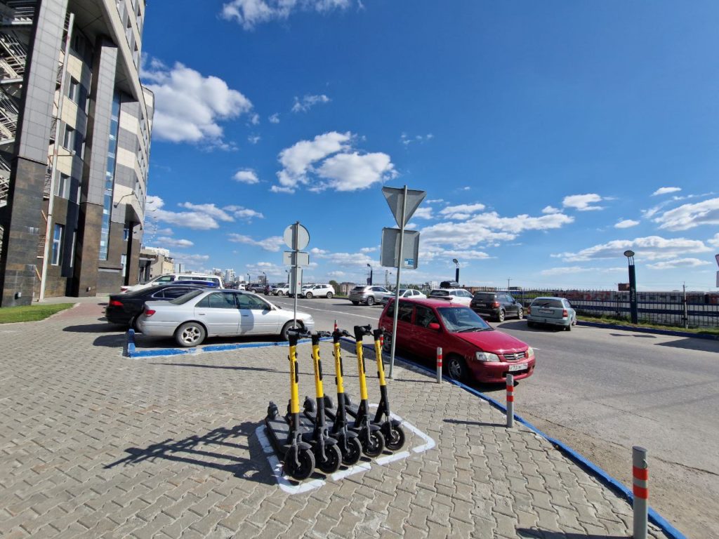 Парковки для самокатов в Новосибирске ограничивают разметкой